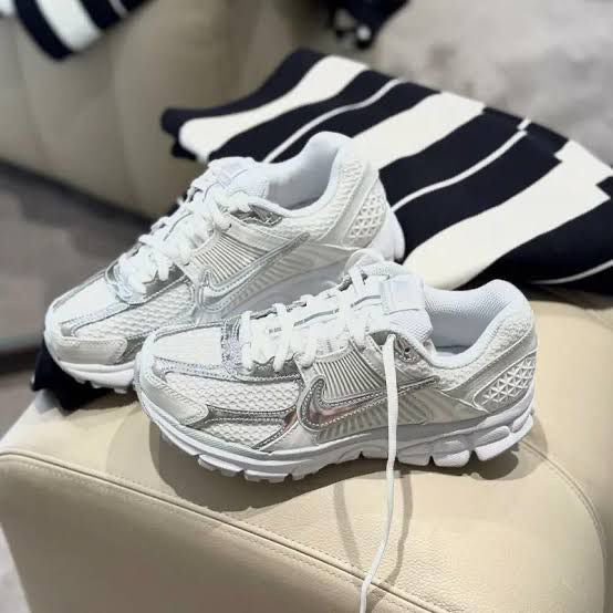 WOMEN ZOOM VOMERO SILVER