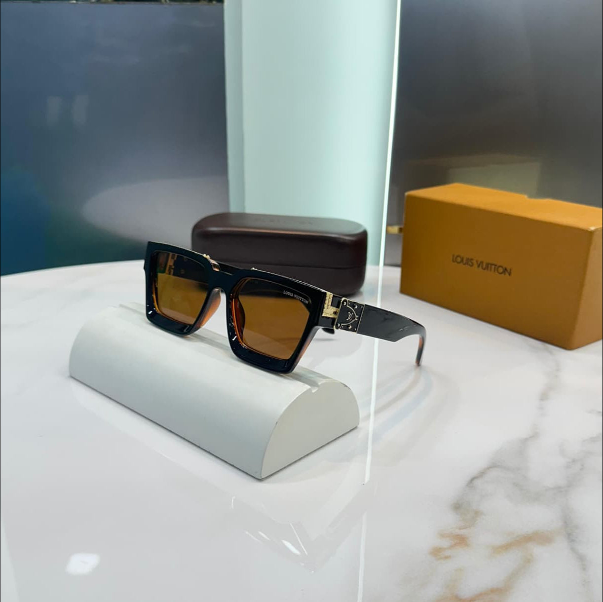 GLASS 9747